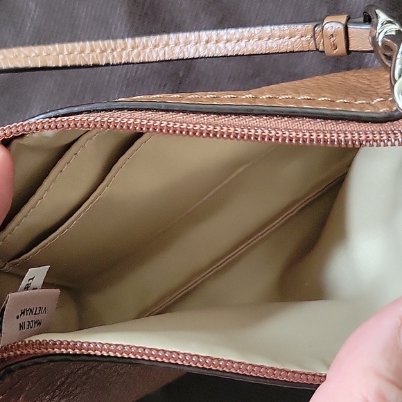 COACH LEATHER WRISTLET - Picture 6 of 9